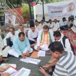 अम्बेडकर पार्क में धरने पर बैठे मुकेश यादव के परिजनों से मिलने पहुंचे पूर्व कमिश्नर बाबा हरदेव सिंह