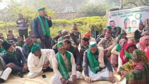 भाकियू ने कहा किसानों से लूट नहीं होगी बर्दाश्त,अधीक्षण अभियंता कार्यालय का किया घेराव