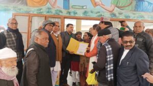 सेवानिवृत्ति कर्मचारी एवं पेंशनर्स एसोसिएशन ने डीएम सौंपा ज्ञापन