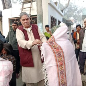 धर्म नहीं, इंसानियत सर्वोपरि: ठिठुरती सर्दी में *सड़कों से गांवों तक सेवा की अलख जगा रहे सिद्धपीठ श्री बालाजी धाम बिल्सी के महंत मटरू मल शर्मा