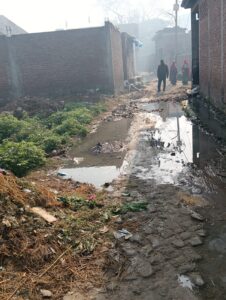 मंदिर जाने वाले रास्ते पर गंदगी के लगे ढेर श्रद्धालुओं को आने-जाने में हो रही काफी परेशानियां।