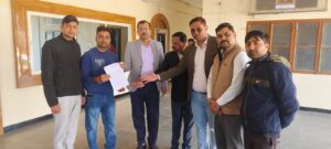 मेडिकल रिप्रेजेंटेटिव संगठन ने सरकार से अपनी मांगों को लेकर की हड़ताल, डीएम को सौंपा ज्ञापन