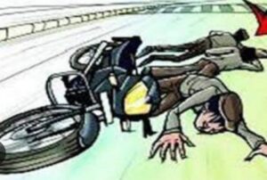 बाइक सवार लोगों को पीछे से आ रही तेज गति से बाइक ने मारी जोरदार टक्कर