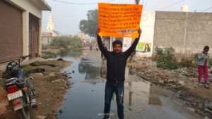 नाले का गंदा पानी सड़कों पर फैलने से रास्ते बने तलाब