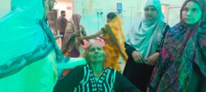 रिश्तों का क़त्ल: मकान के लिए सगे बेटे-बहू और दामाद ने बुजुर्ग मां को डंडों से पीटा, हालत गंभीर