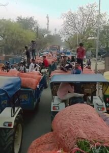 मटर लदी ट्रेक्टर ट्राली से एक्सीडेंट पुलिस ने ट्रेक्टर ट्राली को लिया कब्जे में कुंवर गांव में लग रही हरी मटर की अवैध मंडी शाम को चारों तरफ रास्ते हो जाते हैं जाम