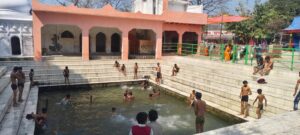 ऐतिहासिक स्थल सरसोता पर एकादशी पर्व पर लगने वाले मेले में सजने लगी दुकानें