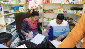 फतेहगंज पूर्वी में बिना लाइसेंस संचालित मेडिकल स्टोर पर छापा, ₹50 हजार की दवाएं सीज..