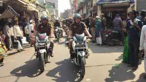 होली पर्व को शांतिपूर्ण एवं सौहार्दपूर्ण ढंग से संपन्न कराने के उद्देश्य से पुलिस ने फ्लैग मार्च निकाला।