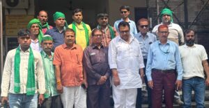 चार करोड़ की लूट के संबंध में किसान डीएम से मिला प्रतिनिधिमंडल