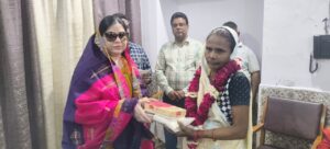 नगर पालिकाध्यक्ष फात्मा रज़ा ने दो सफाई कर्मचारियों को दी भावभीनी विदाई