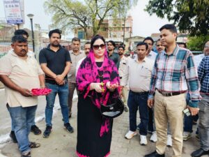 पालिका अध्यक्ष फात्मा रज़ा ने 77 लाख के एक जेसीबी,पांच ट्रैक्टरों को हरी झंडी दिखाकर किया रवाना