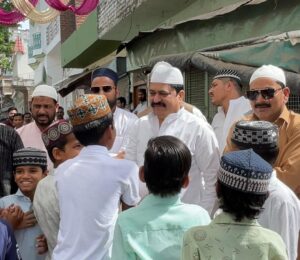 पूर्व मंत्री आबिद रज़ा अलविदा के मौके पर जामा मस्जिद पहुँचे।