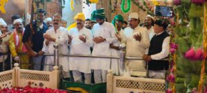उर्स में बड़े सरकार की दरगाह पर सांसद आदित्य यादव व पूर्व मंत्री आबिद रज़ा ने की गुलपोशी-चादरपोशी।