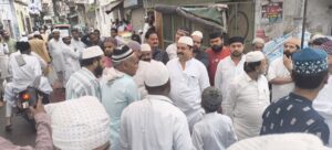 जुमा अलविदा पर जामा मस्जिद में उमड़ी भीड़, पूर्व मंत्री आबिद रज़ा ने गले मिलकर दी मुबारकबाद।