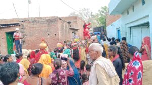 बल्लिया में आठ दिवसीय श्रीमद्भागवत कथा का नवरात्रि के पहले दिन हुआ शुभारंभ गांव में निकाली गई कलश यात्रा