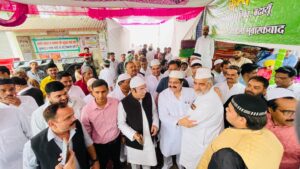 पूर्वमंत्री आबिद रजा ने ईदगाह पहुंचकर नमाजियों के गले मिलकर दी ईद की मुबारकबाद।