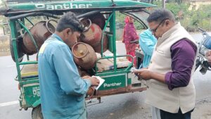 घरेलू गैस के दुरुपयोग पर पूर्ति विभाग की तबाड़तोड़ छापेमारी