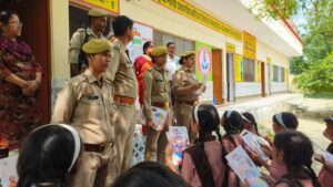 मिशन शक्ति फेज-5 के अंतर्गत पुलिस टीम द्वारा महिलाओं/बालिकाओं को महिला सुरक्षा हेल्पलाइन नंबर एवं सरकार की जनकल्याणकारी योजनाओं के संबंध में किया गया जागरूक।