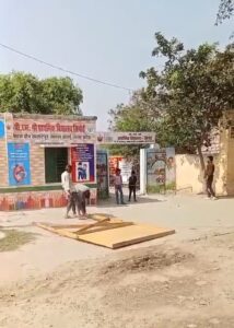 सिगोई के प्राथमिक विद्यालय के बाहर लगा सौभाग्य विधुत योजना का साइन बोर्ड प्रधानाध्यापक ने अपनी हठधर्मिता के चलते हटवाया ग्रामीणों ने किया विरोध