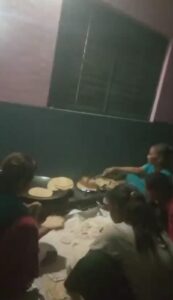 मोंगर के कस्तूरबा गांधी आवासीय विद्यालय में छात्राओं द्वारा खाना बनवाने का वीडियो वायरलचूल्हे पर रोटी सेंकती नजर आ रही छात्राएं