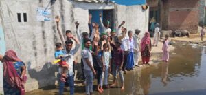 ग्राम पंचायत हुसैनपुर के ग्रामीणों के घरों में घुसा तालाब नालो का गंदा पानी।