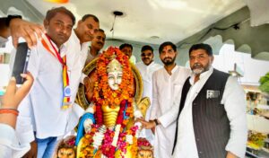 सांसद आदित्य यादव ने वैदिक मंत्रोच्चार के बीच पूरे विधि-विधान के साथ पूजा-अर्चना एवं हवन किया