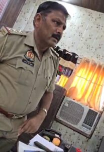 दृष्टिबाधित फरियादी पर बरसाईं लातें: बिसौली कोतवाली में गुंडागर्दी का वीडियो वायरल