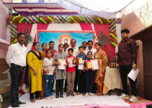 वार्षिक परीक्षा फल वितरित कर बच्चे सम्मानित हुए।