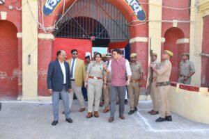 जिला जज व डीएम ने किया जिला कारागार का निरीक्षण