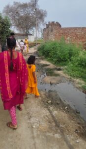 नवरात्रि में श्रद्धालुओं को गंदगी और जलभराव से जूझना पड़ा, मोहिउद्दीनपुर मार्ग की बदहाली पर फूटा लोगों का गुस्सा