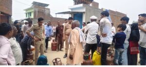 एलपीजी सिलेंडरों की मांग बढ़ने के कारण गैस एजेंसियों पर पुलिस की मौजूदगी हो रहा वितरण