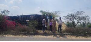 बदायूँ-मेरठ हाईवे पर भूसे से लदा ओवरलोड ट्रक पलटा, टला बड़ा हादसा