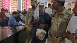 मृतक भाई की अस्थियां लेकर डीएम एसपी के समक्ष पहुंचा पीड़ित न्याय की लगाई गुहार,योगी राज में दर-दर की ठोकरे खा रहा पीड़ित