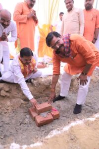 केंद्रीय राज्यमंत्री वीoएलo वर्मा ने सदर विधायक महेश चंद्र गुप्ता के साथ किया कान्हा गौशाला का शिलान्यास