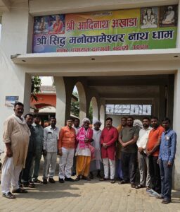 श्री सिद्ध मनोकामेश्वर नाथ धाम मंदिर पर भक्तों का फूल माला पहनकर स्वागत किया गया।