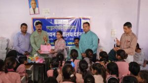 स्कूल चलो अभियान” के तहत बच्चों का तिलक लगाकर, फूल बरसाकर और फीता काटकर भव्य स्वागत किया गया।