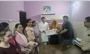 भाजपा नेता विक्रांत यादव ने सुमंगला योजना के तहत सामुदायिक स्वास्थ्य केंद्र पहुंचकर बेटी होने पर उपहार दिया।