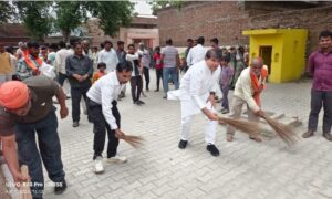 वरिष्ठ भाजपा नेता विक्रांत यादव ने ग्राम चलो “अभियान” के तहत सरकार की कल्याणकारी योजनाओं की जानकारी दी