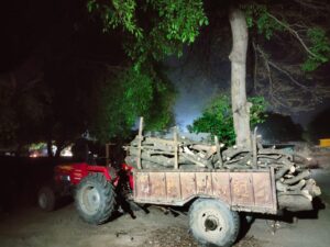 वनविभाग की टीम ने पुलिस की सूचना पर पकड़ी नीम की लकड़ी से भरी हुई ट्राली