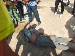 ई-रिक्शा चालक को कार ने मारी जबरदस्त टक्कर चालक गंभीर रुप से घायल