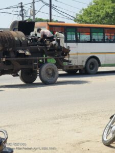 राजमार्ग के दोनों ओर वाहनों को खड़ा करके करते हैं मरम्मत जिसके चलते लग जाता है, जाम।