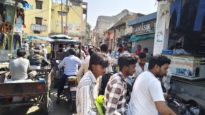 अकबराबाद चौराहा से नसरुल्लागंज मार्ग पर रोज लग रहा जाम, गर्मी में लोग बेहाल।