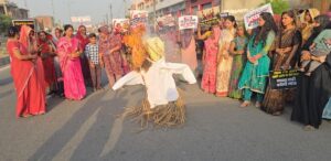 सरकार द्वारा संसद में प्रस्तुत नारी शक्ति वंदन और विपक्ष का पुतला फूंका