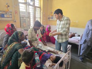 दानवीर भामाशाह जयंती के उपलक्ष्य मे ध्रुव देव गुप्ता ने सरकारी अस्पताल में मरीजों और उनके तीमारदारों को फल वितरित किये