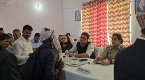 मृतक भाई की अस्थियां लेकर डीएम एसपी के समक्ष पहुंचा पीड़ित न्याय की लगाई गुहार,योगी राज में दर-दर की ठोकरे खा रहा पीड़ित