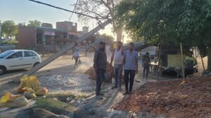 दो महीने से तारों के सहारे टिका बिजली पोल, कभी भी हो सकता है बड़ा हादसा