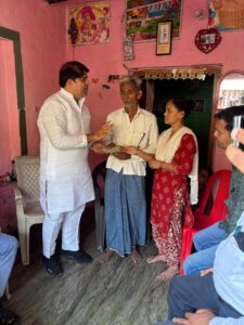 भाजपा नेता विक्रांत यादव ने पीड़ित परिवार को एक लाख रूपए देकर आर्थिक मदद की वहीं दोनों बहनों की शादी की जिम्मेदारी भी ली