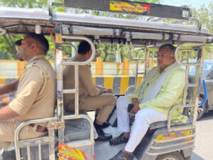 प्रधानमंत्री व मुख्यमंत्री की अपील के बाद क्षेत्रीय अध्यक्ष दुर्विजय सिंह शाक्य ने भी की ई रिक्शा की सवारी..