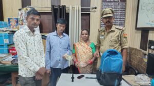 यातायात पुलिस ने वापस दिलाया ऑटो में छूटा 61 हजार नगद और सोना,भावुक हुआ परिवार